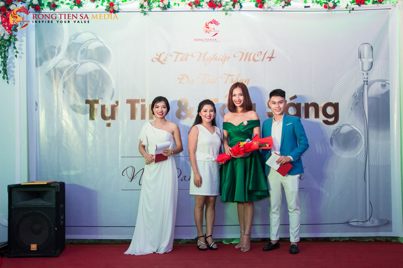 tot-nghiep-mc14-da-tiec-trang-tu-tin-toa-sang-cung-su-xuat-hien-cua-mc-ca-si-ai-phuong-16