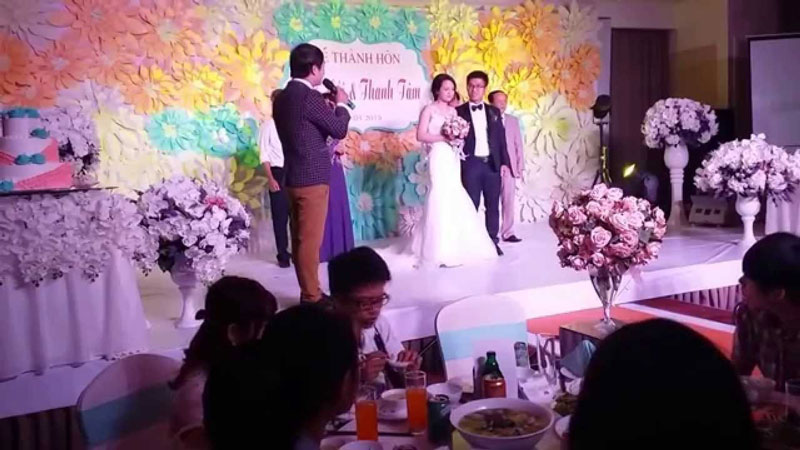 tro-thanh-mc-tiec-cuoi-rongtiensa